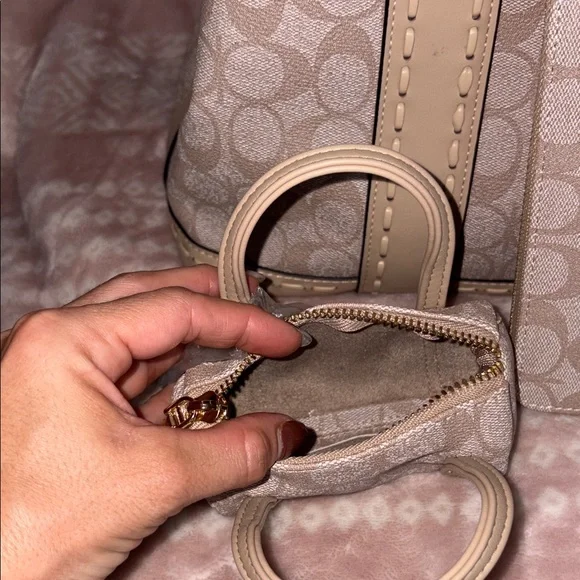 Elegant Beige Tote Bag - Picture 9 of 16